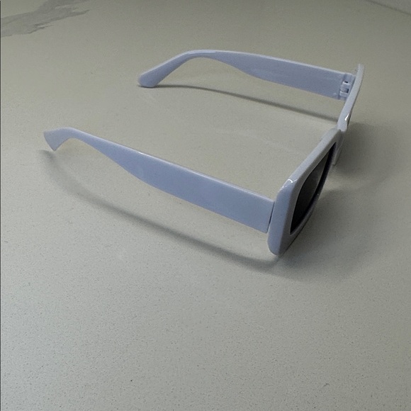 Stylish White Rectangular Sunglasses - Picture 3 of 4
